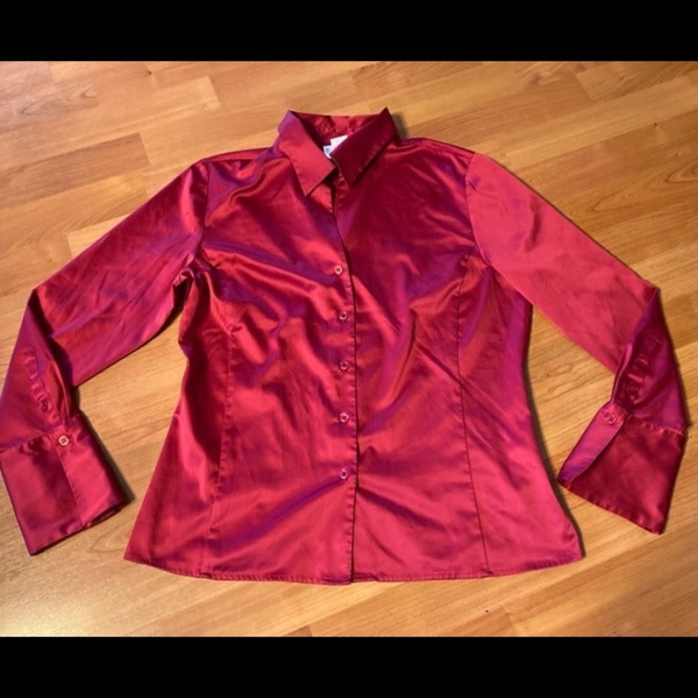 Women's Worthington Petite stretch button-down top size 10P red long sleeves
